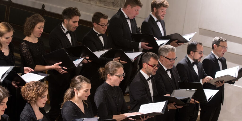eine Gruppe von Menschen, die in einer Kirche singen