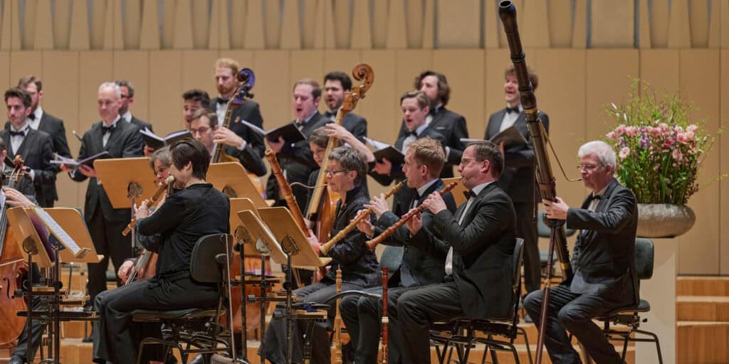 Ein Orchester, das gemeinsam mit einem Chor ein Konzert vor Publikum gibt. Bach-Stiftung