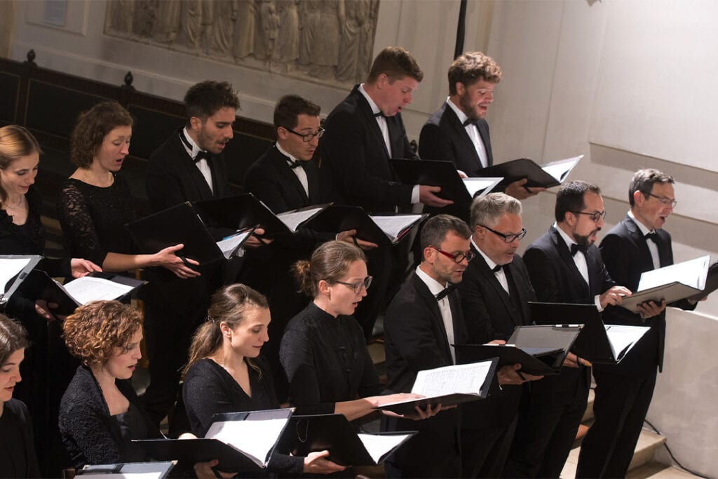 eine Gruppe von Menschen, die in einer Kirche singen