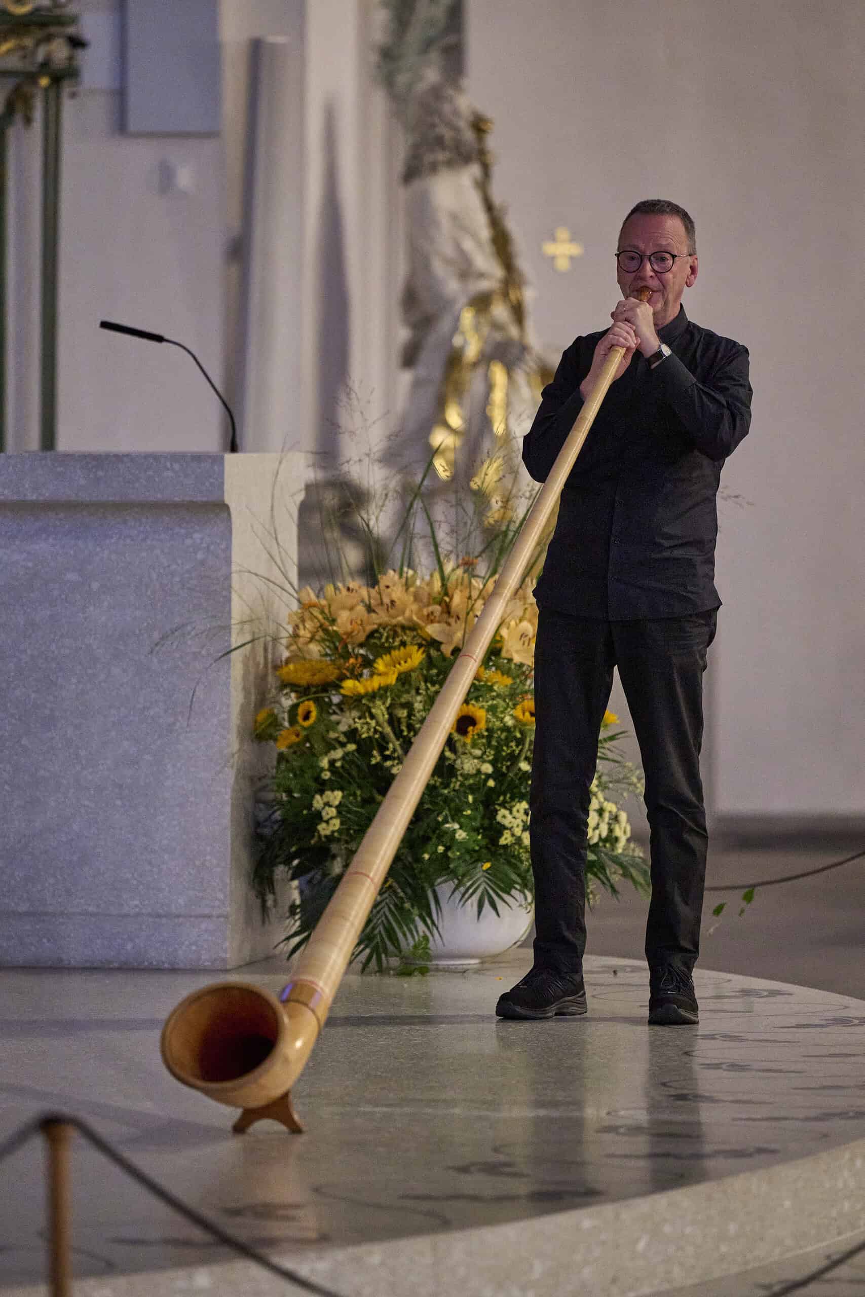 Orgel trifft Alphorn mit Christoph Schönfelder, Orgel, und Rudolf Lutz, Alphorn, am Eröffnungsabend der Appenzeller Bachtage in drei Stationen: Teil I im Zeughaussaal Teufen, Teil II im Pfalzkeller St. Gallen, Teil III in der Kathedrale in St. Gallen. Das Thema der Bachtage, von 19. August bis 23. August 2026, ist «Bach geht weiter». «J. S. Bach-Stiftung»